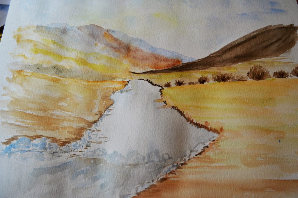 Collines claires au fond et collines plus foncées au premier plan dans un paysage