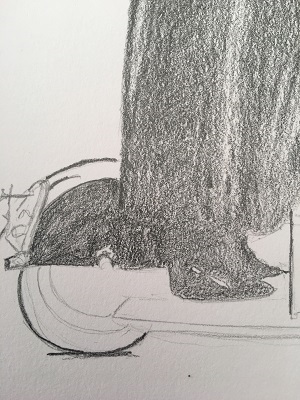 roue de trottinette et pieds intégrés dans les ombres