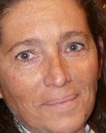 Aude, coach en dessin et aquarelle, prête à vous guider dans votre apprentissage artistique.