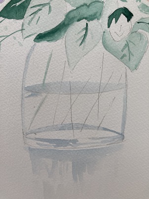 Contours du vase suggérés avec lavis très léger de bleu pour effet de transparence