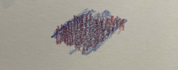 Superposition de bleu et rouge au crayon aquarelle avant dilution