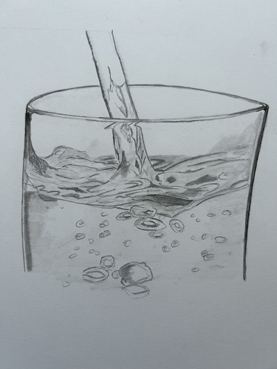 Nature morte au crayon avec un verre d’eau et des objets du quotidien.
