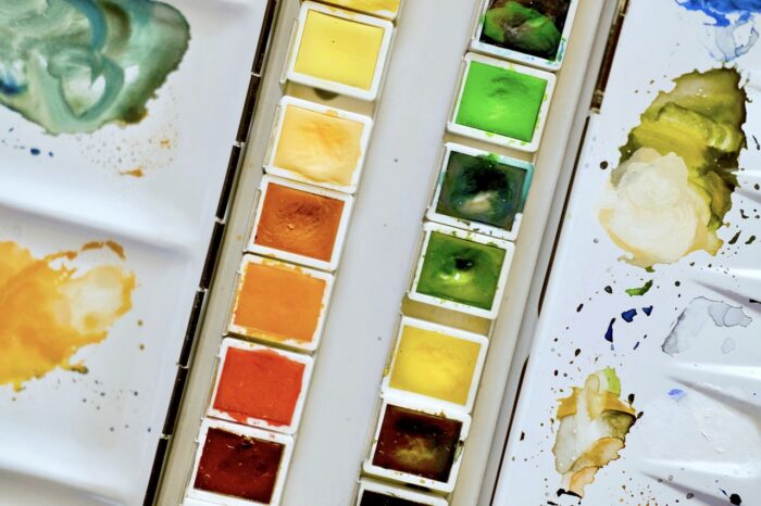 Palette d’aquarelle compacte idéale pour dessiner en voyage