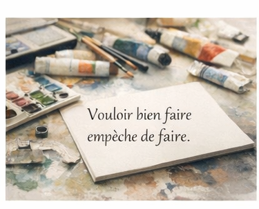 Matériel de dessin et de peinture posé sur une table