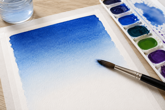 Créer des dégradés en aquarelle avec un pinceau sur papier humide